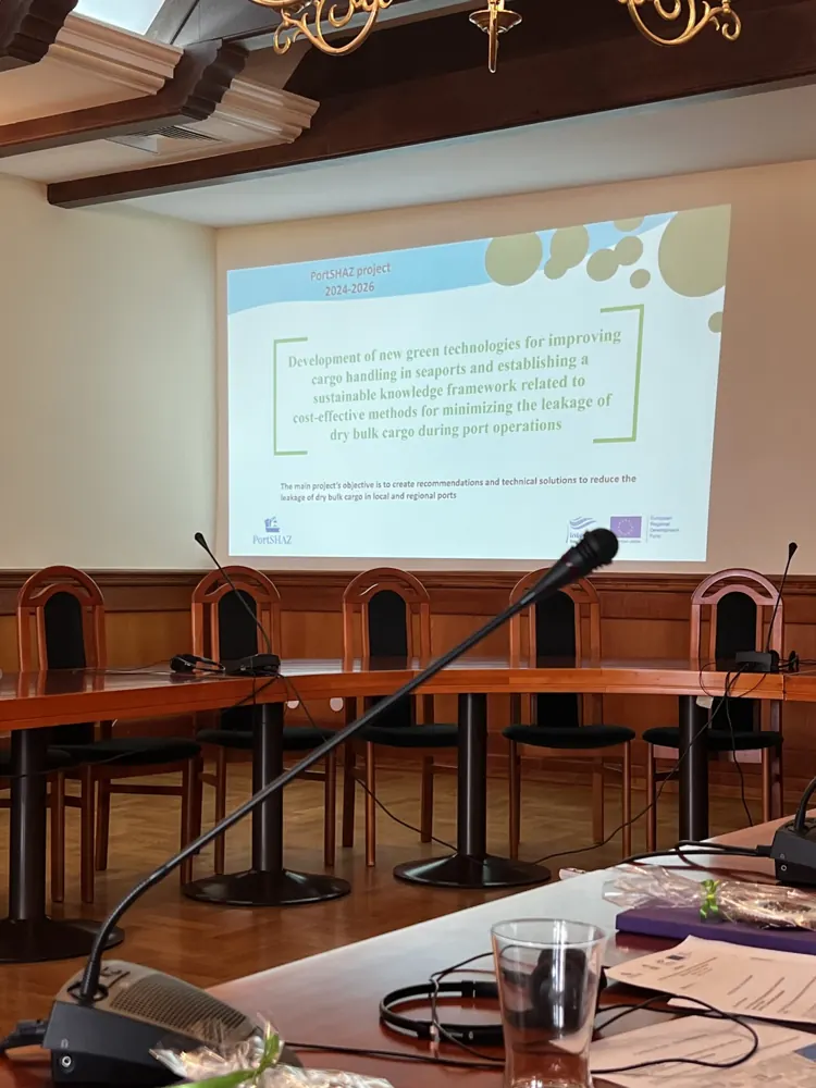Sala warsztatowa z prezentacją projektu PortSHAZ